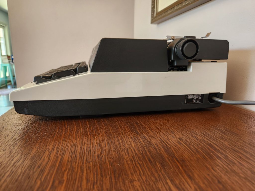 View of the right side of a Olympia Report de Luxe typewriter at table height.